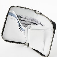 伊黒小芭内モデルの財布。