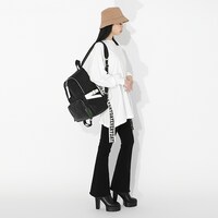 不死川実弥モデルのリュックの使用イメージ。