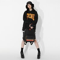 煉獄杏寿郎モデルのリュック使用イメージ。