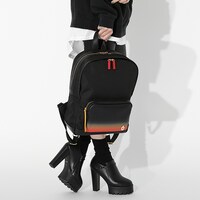 煉獄杏寿郎モデルのリュック使用イメージ。