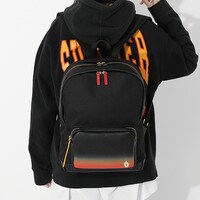 煉獄杏寿郎モデルのリュック使用イメージ。