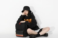 煉獄杏寿郎モデルのリュック使用イメージ。