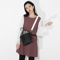 伊黒小芭内モデルのバッグの使用イメージ。