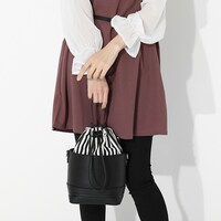 伊黒小芭内モデルのバッグの使用イメージ。