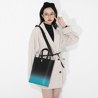 時透無一郎モデルのバッグの使用イメージ。