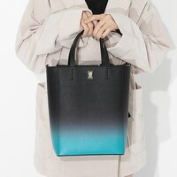 時透無一郎モデルのバッグの使用イメージ。