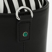 伊黒小芭内モデルのバッグ。