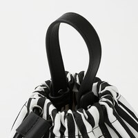 伊黒小芭内モデルのバッグ。