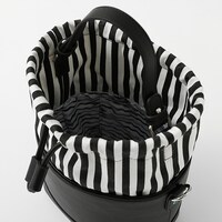 伊黒小芭内モデルのバッグ。