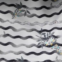 伊黒小芭内モデルのバッグ。