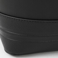 伊黒小芭内モデルのバッグ。