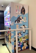「天地創造デザイン部」のラッピング自動販売機。