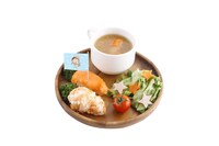 「たまちゃんのイースターパーティープレート」(c)さくらプロダクション／日本アニメーション (c)さくらももこ