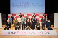 「東京アニメアワードフェスティバル2020」授賞式の様子。1列目左から斎藤篁三、佐藤昭司、中島順三、小山明子、間宮えまり。2列目左から首藤三穂、加藤眞人、篠崎久美子、朝田孝二。3列目左から古澤佳寛、ポルトガル大使館木下氏、ルーマニア大使・タティアナ・ヨシペル氏、チェコセンター東京・高嶺氏、アルゼンチン大使館・マルティンコスタンソ氏。4列目左から斉藤一美、高橋祐馬、大西恒平、川口典孝、森康哲。