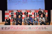 「東京アニメアワードフェスティバル2021」授賞式の様子。1列目左から田中伸明（さくらももこ代理）、伊集加代、瀬山武司、鈴木敏夫、才田俊次、富野由悠季、小山高生、羽佐間道夫。2列目左から金子勲矩、オリヴィエ・デルブ、吉田玲子、森康哲。3列目左から八田真一郎、鶴岡信哉、下岡聡吉、根岸綾香。