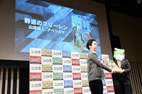 左から「葬送のフリーレン」の担当編集を務める小倉功雅氏と山口つばさ。