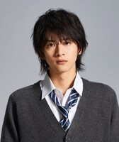 飯島寛騎扮する目黒伸。 (c)HJホールディングス