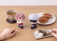 左から「るかっぷ 呪術廻戦 虎杖悠仁」、「るかっぷ 呪術廻戦 五条悟」。