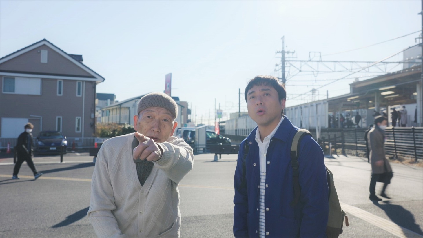 ドラマ「全っっっっっ然知らない街を歩いてみたものの」より、ビートきよし演じるよぼよぼのおじいちゃん（左）と、ムロツヨシ演じるセイノ（右）。(c)フジテレビ