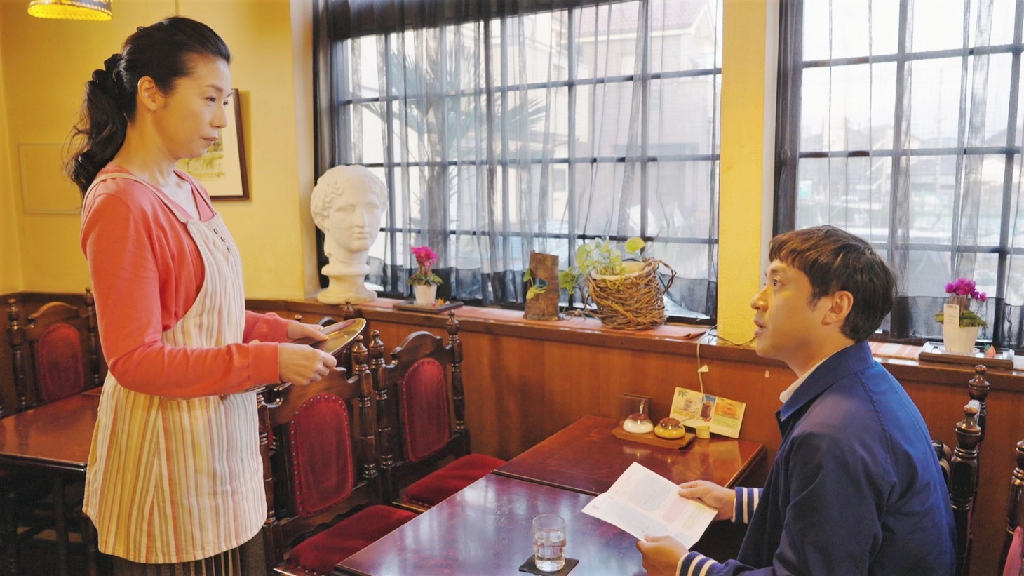 ドラマ「全っっっっっ然知らない街を歩いてみたものの」より、高橋ひとみ演じる喫茶店のママ（左）と、ムロツヨシ演じるセイノ（右）。(c)フジテレビ