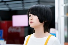 映画「ゾッキ」より、コンビニ店員役の板垣李光人。