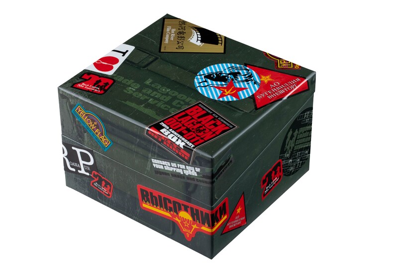 「BLACK LAGOON 1-11 20th ANNIVERSARY BOX」に、同梱のステッカーを貼り付けたイメージ。