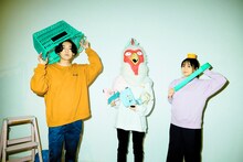 板垣巴留とYOASOBIによる着用写真。