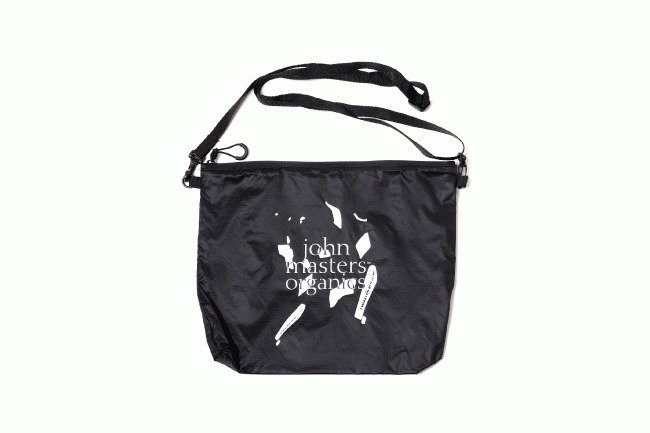 「john masters organics × RADIO EVA 『EVA-01 Sacoche KIT』」よりサコッシュのブラック。