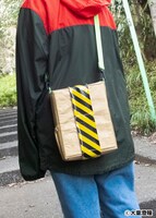 「ダンボールショルダーバッグ」使用イメージ