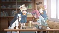 TVアニメ「やくならマグカップも」第1話「はじめまして！陶芸部」より。