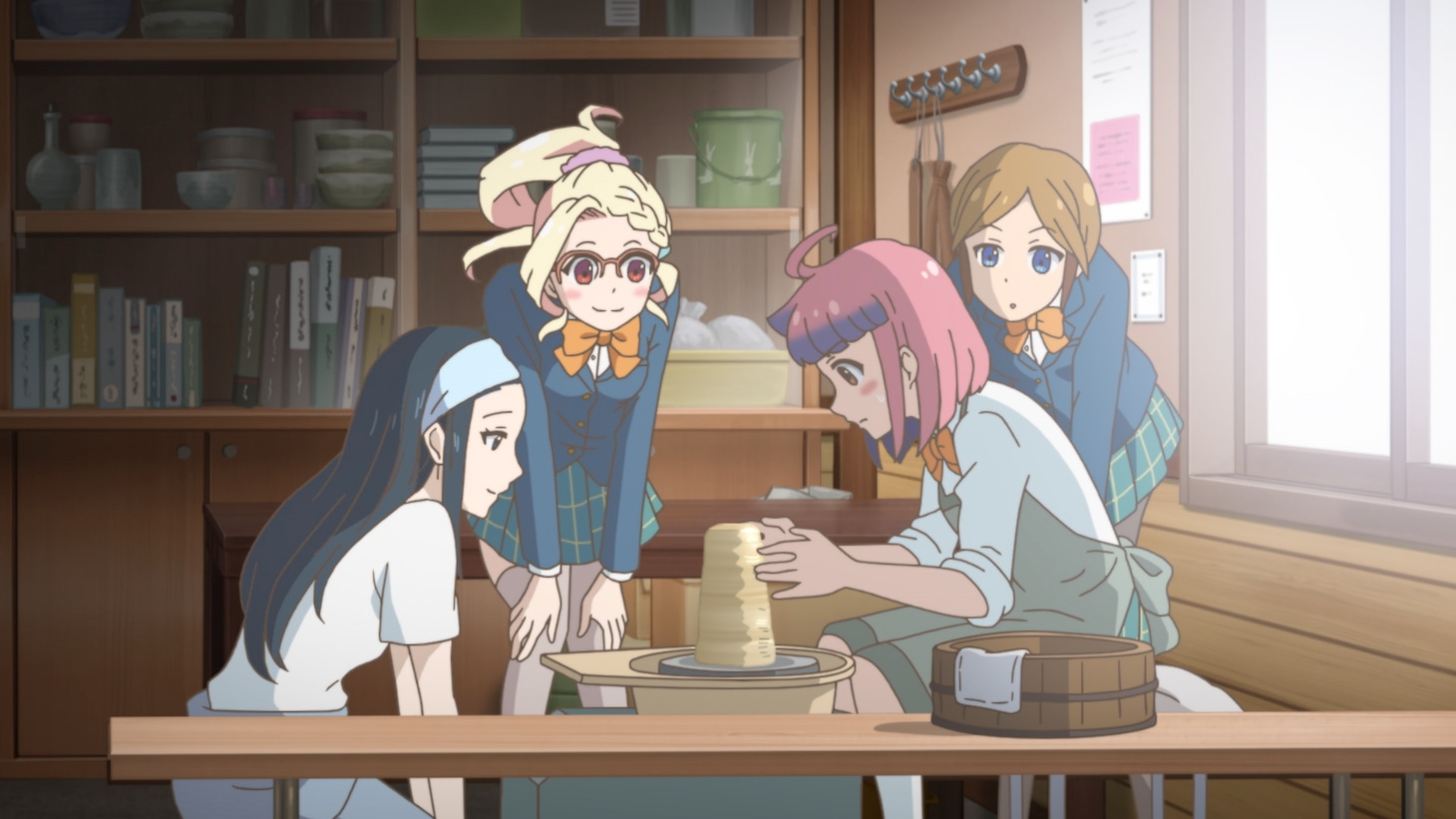 TVアニメ「やくならマグカップも」第1話「はじめまして！陶芸部」より。