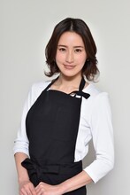寒川綾奈扮する山崎愛。