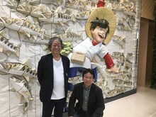 2016年に秋田空港で撮影された矢口高雄（左）と高橋よしひろ（右）の写真。（提供：横手市増田まんが美術館）