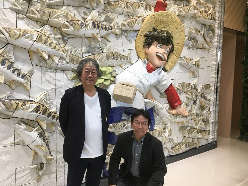 2016年に秋田空港で撮影された矢口高雄（左）と高橋よしひろ（右）の写真。（提供：横手市増田まんが美術館）