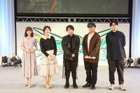 左からミト役の水瀬いのり、アスナ役の戸松遥、キリト役の松岡禎丞、原作者の川原礫、原作イラスト担当のabec。