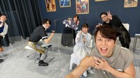 「Fate/Grand Order -神聖円卓領域キャメロット-」特別番組のステージで撮影した写真。左から司会、島崎信長、高橋李依、川澄綾子、西川貴教、安元洋貴。