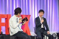 左からニッポン放送の吉田尚記アナウンサー、Netflixアニメの櫻井大樹チーフプロデューサー。