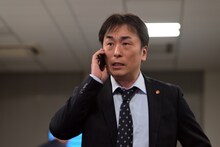 ドラマ「桜の塔」より、関智一演じる警視庁刑事部捜査一課課長・牧園隆文。