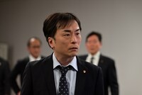 ドラマ「桜の塔」より、関智一演じる警視庁刑事部捜査一課課長・牧園隆文。