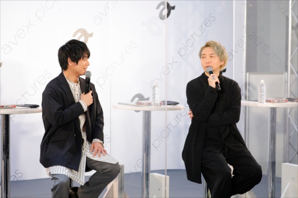 左から榎木淳弥、諏訪部順。