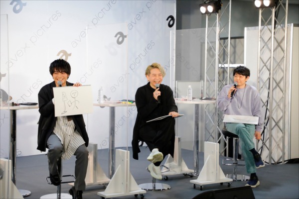 左から榎木淳弥、諏訪部順一、岸尾だいすけ。