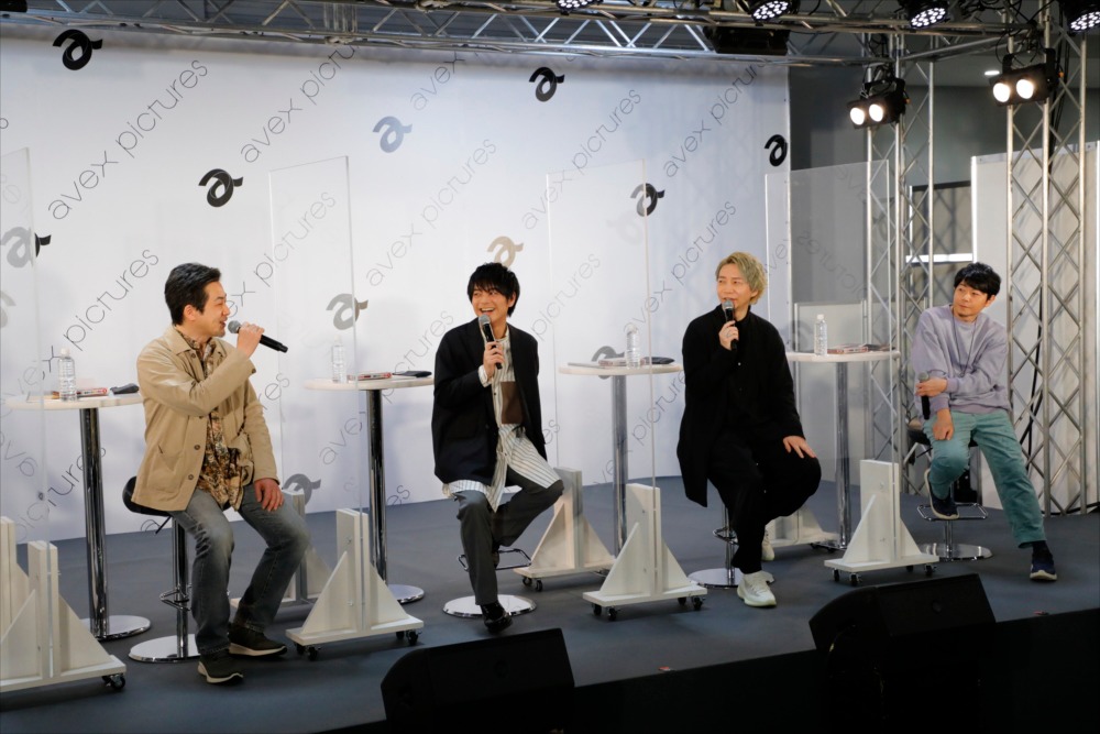 TVアニメ「天地創造デザイン部」のステージイベントより。左から増井壮一監督、榎木淳弥、諏訪部順一、岸尾だいすけ。