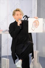 「見ているだけでお腹が空いてくるような、美味しそうな生き物」というリクエストに対して、肉のように見える生き物を提案する諏訪部順一。