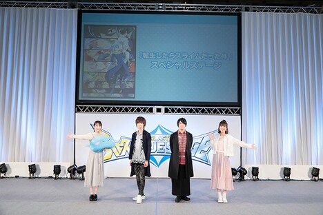 「AnimeJapan 2021」のアニメ「転生したらスライムだった件」シリーズのステージイベントより。左から岡咲美保、前野智昭、古川慎、熊田茜音。(c)川上泰樹・伏瀬・講談社／転スラ製作委員会 (c)柴・伏瀬・講談社／転スラ日記製作委員会
