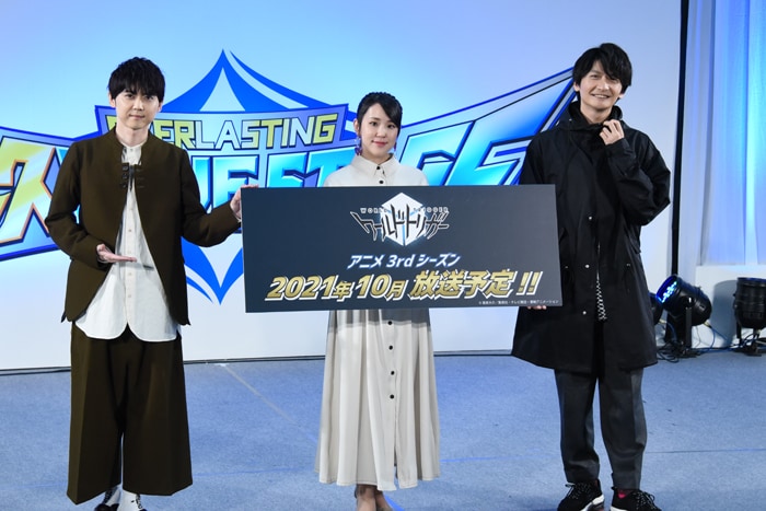 TVアニメ「ワールドトリガー」ステージイベントの様子。左から梶裕貴、村中知、島崎信長。