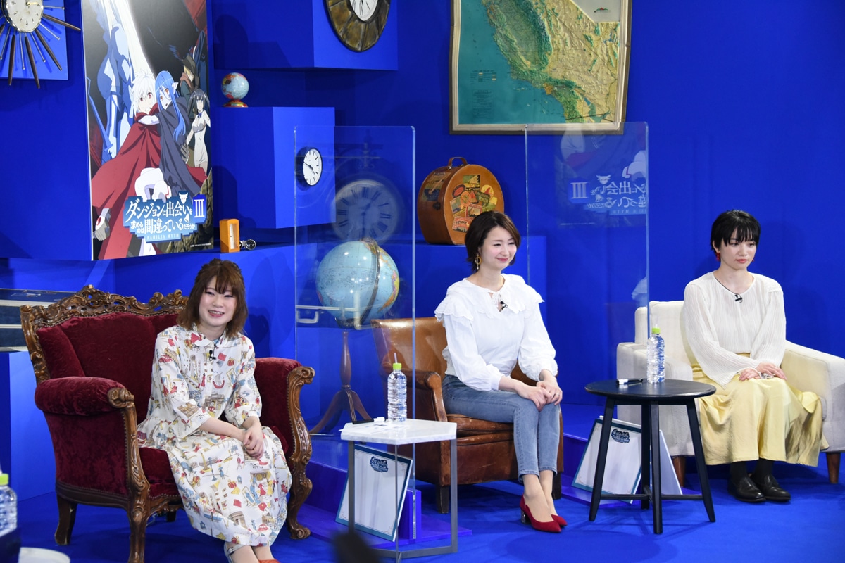 左からシル・フローヴァ役の石上静香、エイナ・チュール役の戸松遥、サンジョウノ・春姫役の千菅春香。