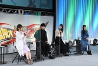 左から北山雫役の巽悠衣子、司波達也役の中村悠一、司波深雪役の早見沙織、アンジェリーナ=クドウ=シールズ役の日笠陽子。