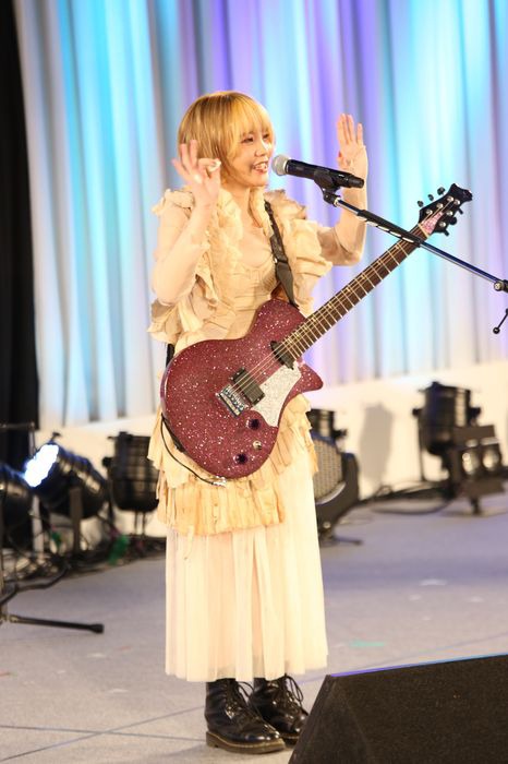 「BLUE REFLECTION」プロジェクトのトークイベントより、EXiNAのライブの様子。
