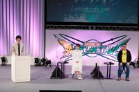 劇場アニメ「DEEMO サクラノオト -あなたの奏でた音が、今も響く-」のステージイベントより。左から吉田尚記アナウンサー、竹達彩奈、藤咲淳一。