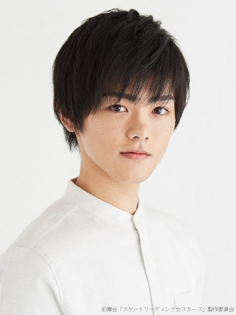 前島絢晴役の長江崚行。